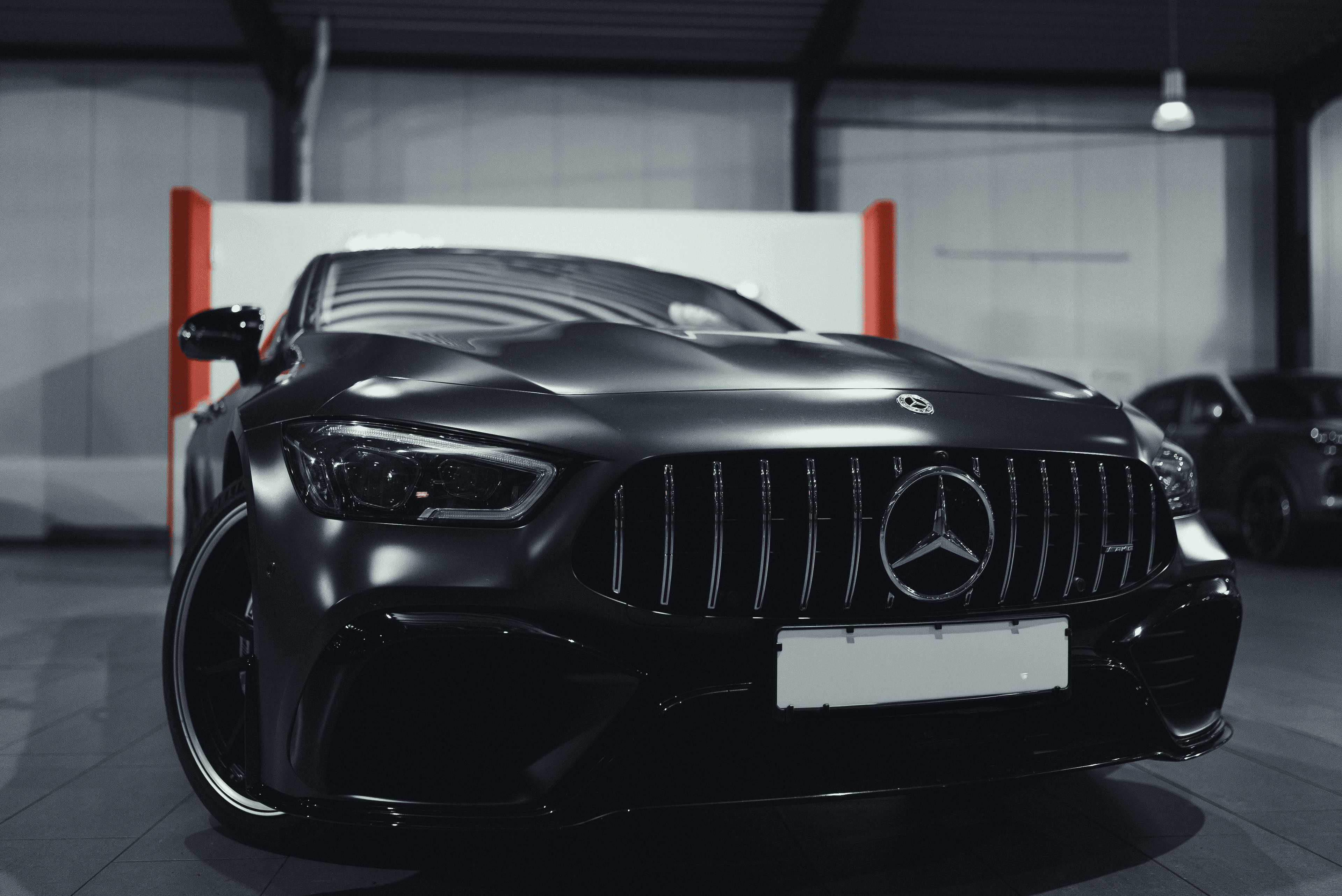 Matt-Schwarz folierter Mercedes AMG